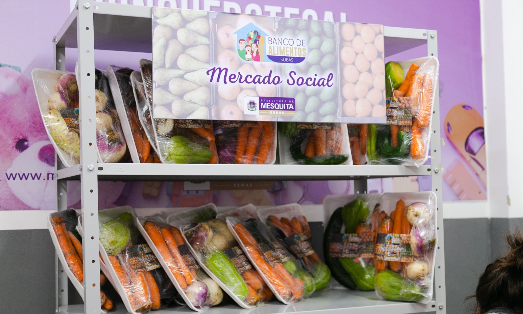 O projeto Mercado Social de Mesquita acontece as sextas-feiras. Nele, bandejas de alimentos podem ser trocadas por produtos recicláveis.
