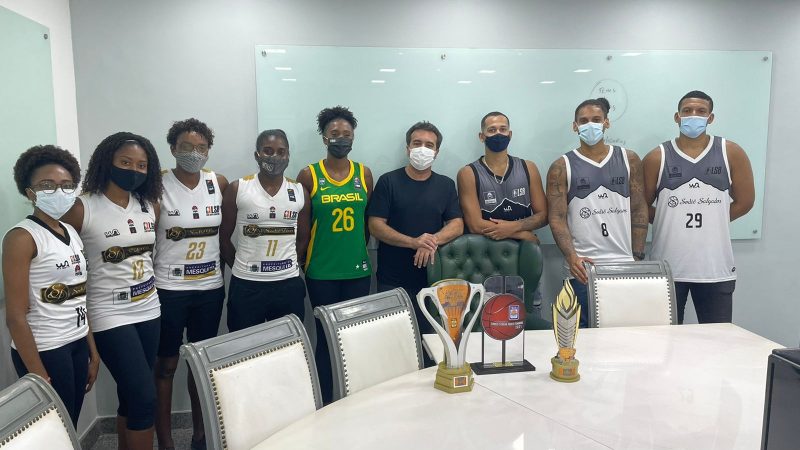 Campeões do basquete, atletas do Sodiê Doces/ Mesquita/ LSB visitam, no dia 18 de janeiro, o prefeito do município, Jorge Miranda.