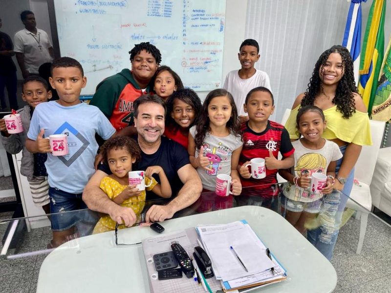 Na última segunda-feira, dia 6, cerca de dez crianças participantes do Projeto Florescer visitaram o gabinete do prefeito Jorge Miranda.