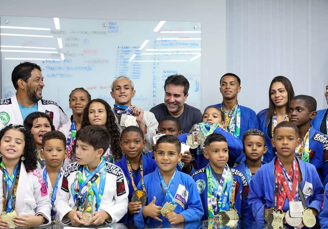 O gabinete do prefeito recebeu a visita dos atletas mesquitenses de jiu-jítsu e boxe no início deste mês.